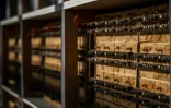 Des éléments de batterie dans le laboratoire d'essai de Satoshi Nakagawa, à  Hitachi-ota, dans le département d'Ibaraki, au Japon, le 9 mai 2026