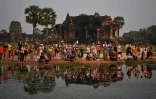Des touristes assistent au lever du soleil au-dessus du temple d'Angkor Wat, le 8 avril 2022 à Siem Reap, au Cambodge