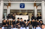 Funérailles d'une écolière de 12 ans tuée dans la fusillade survenue dans une école thaïlandaise, le 9 août 2026 dans un temple de Nonthaburi, au nord de Bangkok