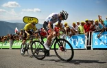 Le Slovène Tadej Pogacar sprinte et remporte la 17e étape du Tour de France, le 20 juillet 2022 à l'altiport de Peyragudes, devant le Danois Jonas Vingegaard, toujours maillot jaune