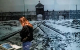 Une jeune femme visite le mémorial de Yad Vashem lors d'une exposition sur le camp allemand d'Auschwitz, le 20 janvier 2020 à Jérusalem