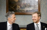 Le roi des Pays-Bas Willem-Alexander (droite) et le nouveau Premier ministre Dick Schoof (gauche) à La Haye le 2 juillet 2024