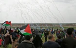 Du gaz lacrymogène est lancé par les forces israéliennes vers des manifestants palestiniens dans la bande de Gaza, près de la frontière avec Israël, le 30 mars 2018