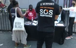 Des voisins et responsables de l'association Save our Streets participent à une cérémonie en hommage au petit Davell Gardner, le 12 septembre 2020 à Brooklyn
