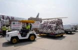 Photo diffusée le 6 septembre 2026 par l'Autorité nationale de gestion des catastrophes (NDMA) du Pakistan, montrant le chargement d'aide humanitaire fournie par le gouvernement pakistanais aux victimes des inondations au Népal, avant de la remettre à l'ambassadrice du Népal au Pakistan, Rita Dhital, à l'aéroport international d'Islamabad