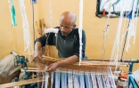 Le tisserand Gety Derza travaille sur un métier à tisser traditionnel en bois dans un atelier du quartier Shiromeda à Addis Abeba, le 7 octobre 2025 en Ethiopie