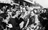 Juan Manuel Fangio après sa victoire au premier GP d'Espagne, le 28 octobre 1951 à Pedraibes (banlieue de Barcelone)