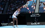 La Polonaise Iga Swiatek sert contre l'Américaine Sofia Kenin pendant leur match du premier tour du simple dames, à l'Open d'Australie, à Melbourne, le 16 janvier 2024
