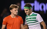Roger Federer (d) quitte le court accompagé par son adversaire, le Belge David Goffin, éliminé par le Suisse à l'Open d'Australie, le 24 janvier à Melbourne