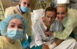 Photo diffusée sur le 15 septembre 2020 sur le compte Instagram d'Alexeï Navalny montrant l'opposant russe entouré de sa famille à l'hôpital à Berlin.