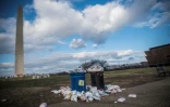 Des poubelles débordent dans le parc public du "Mall" à Washington, le 24 décembre 2018, à cause du "shutdown" qui paralyse notamment le budget des parc nationaux