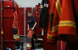 Une pompier volontaire dans le vestiaire de la caserne d'Ajaccio, le 12 août 2022