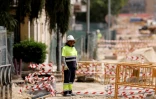 Un ouvrier se tient sur un chantier routier à Madrid, le 22 juin 2026