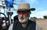Photo diffusée le 25 avril 2022 par le bureau du shérif du comté de Santa Fe, de l'acteur Alec Baldwin sur le tournage du film "Rust", le 21 octobre 2021 au Nouveau-Mexique