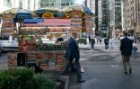 A New York, les kiosques mobiles où l'on achète son petit-déjeuner ou son repas, comme celui-ci photographié le 1er octobre à Manhattan, près du Radio City Music Hall, font partie du paysage