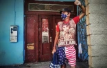Un Cubain porte un short et un masque aux couleurs du drapeau américain dans une rue de La Havane, le 3 mai 2021