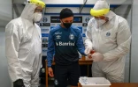 Le joueur de Gremio Everton Soares soumis à un test de Covid-19 avant une séance d'entraînement le 6 mai 2020.