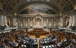 Le Premier ministre portugais Luis Montenegro (c) assiste à un débat parlementaire sur le vote de confiance au gouvernment, le 11 mars 2025 à Lisbonne