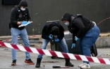 Des membres de la police scientifique sur les lieux où un homme a ouvert le feu, tuant une personne et en blessant quatre autres, le 23 octobre 2026 à Trappes, dans les Yvelines