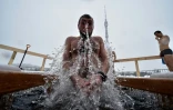 Un fidèle orthodoxe plonge dans un plan d'eau glaciale à Moscou le 19 janvier 2015 pour célébrer l'Epiphanie 