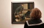 Une femme regarde une peinture de Balthus (1908-2001) lors d'une exposition à la Villa Médicis à Rome le 23 octobre 2015