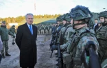 Le président lituanien Gitanas Nauseda rencontre des militaires à la base de Bruskiniakai, le 22 novembre 2021