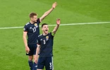 Les Ecossais Stuart Armstrong (à gauche) et Andrew Robertson saluent leurs supporters après le nul arraché contre l'Angleterre sur la pelouse de Wembley à l'Euro le 18 juin 2021