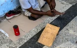 Un homme mendie dans une rue de La Havane, le 21 juillet 2025 à Cuba