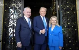 Le Premier ministre israélien Benjamin Netanyahu (à gauche) et son épouse Sara (à droite) accueillis par l'ancien président américain Donald Trump au Mar-a-Lago Club de Palm Beach, en Floride, le 26 juillet 2024