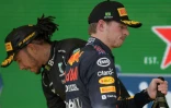 Lewis Hamilton et son rival de Red Bull Max Verstappen sur le podium du GP du Brésil à Interlagos à Sao Paulo, le 14 novembre 2021 