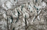 Des crevasses sur le glacier de Fee (en allemand : Feegletscher) dans les Alpes valaisannes, le 30 juillet 2022