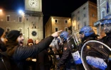 Des partisans du parti d'extrême-droite italien Forza Nuova face aux policiers antiémeute lors d'une manifestation non-autorisée à Macerata, en Italie, le 8 février 2018