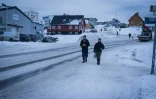 Des habitants dans une rue de Nuuk, au Groenland, le 16 janvier 2026
