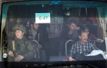 Photo d'un soldat russe accompagnant un convoi de rebelles et civils syriens évacués de la Ghouta orientale dans le cadre d'un accord supervisé par Moscou, le 25 mars 2018