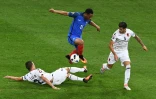 L'attaquant de l'équipe de France Anthony Martial (c) à la lutte avec deux défenseurs albanais à l'Euro au Vélodrome, le 15 juin 2016