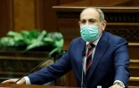 Le Premier ministre arménien Nikol Pachinian devant le Parlement, le 27 septembre 2020 à Erevan
