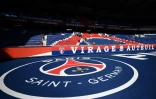 Le logo du Paris SG devant le virage Auteuil au Parc des Princes, le 21 juillet 2020