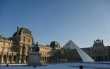 Le musée parisien du Louvre, avec sa pyramide réalisée par l'artiste Ieoh Ming Pei, le 6 janvier 2026