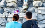 Un couple se tient devant une statue de la Vierge, devant l'église Sainte Marie, à Dubaï, aux Emirats arabes unis, le 30 janvier 2019