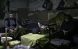 Deux femmes vivant dans un abri à Popasna, dans le Donbass  (sud-est de l'Ukraine) le 14 avril 2022