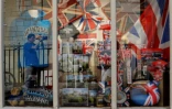 La vitrine d'une boutique de souvenirs près de Windsor, à quelques jours du mariage royal