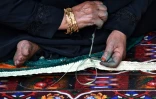 Une Saoudienne montre une façon de tisser les tapis à Al-Ula (Arabie saoudite), le 5 janvier 2019