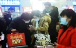 Des voyageurs rentrent chez eux pour passer en famille le Nouvel an lunaire et fêter l'Année du Tigre, le 29 janvier 2022 à la gare de Hangzhou, en Chine