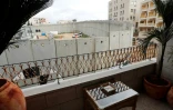 La vue d'une chambre de l'hôtel "Walled Off ", récemment ouvert par Banksy à Bethléem dans les Territoires palestiniens et jouxtant le mur de séparation construit par Israël, le 3 mars 2017
