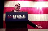 Bob Dole le 20 février 1996, lors de sa campagne pour l'élection présidentielle en tant que candidat du parti républicain, à Sioux Falls, dans le Dakota du Sud