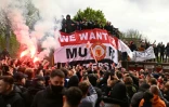 Des supporters de Manchester United manifestent à l'extérieur du stade d'Old Trafford, le 2 mai 2021