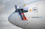 Les drapeaux de la France, de Paris-2024 et de la ville de Paris dans le cockpit de l'avion de la délégation française, le 15 septembre 2017 à Roissy-Charles de Gaulle