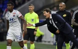 L'entraîneur de Lyon Rudi Garcia (d) encourage le milieu brésilien Thiago Mendes lors du match contre Metz, le 26 octobre 2019 à Décines-Charpieu