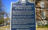 Un panneau à l'université du Mississippi à la mémoire de Paul Guihard, reporter de l'AFP tué sur le campus à Oxford, Mississippi, alors qu'il couvrait des émeutes raciales le 30 septembre 1962