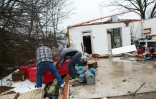 Des habitants au milieu des ruines de leurs maisons détruites le 27 décembre 2015 à Rowlett au Texas